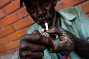 Smoking bazuco (Medellín, Colombia)