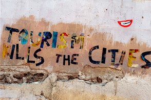 Tourism kills the cities (Barcelona, Spain)